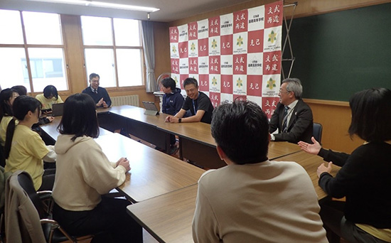 遠軽高校の先生方との意見交換の様子の写真