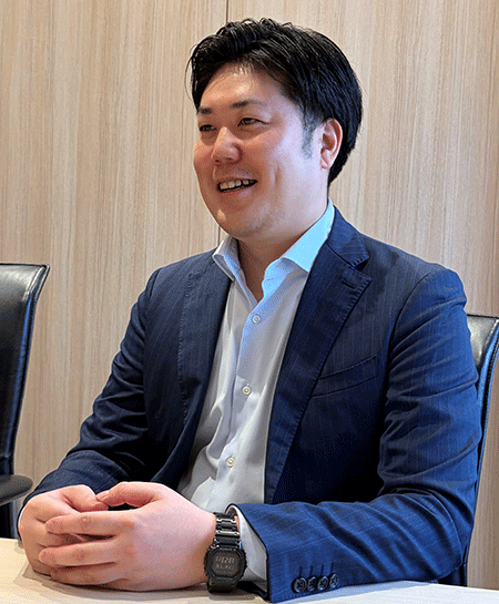 医療用医薬品を適正に使用するための情報発信について語るカガワさんの写真