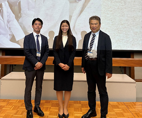 第125回日本皮膚科学会総会のスポンサードシンポジウムにて、座長の伊藤泰介先生（右）と、中原剛士先生（左）、講演会スライドレビュー専門チームのマユミさん（中央）の写真